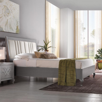 Letto a due piazze imbottito con piedini sagomati, dettaglio laterale