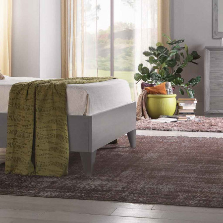Letto a due piazze testata traforata, gambe affusolate