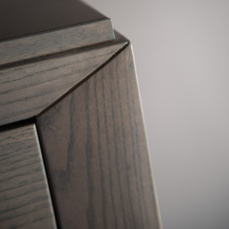 Dettaglio del legno angolare del Comò 4 cassetti
