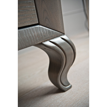 Gamba sagomata del comodino 2 cassetti in legno massello