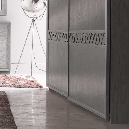 Armadio due ante scorrevoli in legno con trafori decorativi