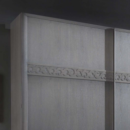 Armadio due ante scorrevoli in legno con trafori dettagli decorativi