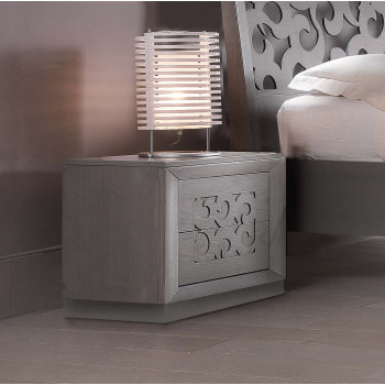 Comodino 2 cassetti traforati, dettaglio legno