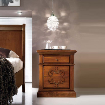 Comodino 3 cassetti con intaglio, dettaglio frontale