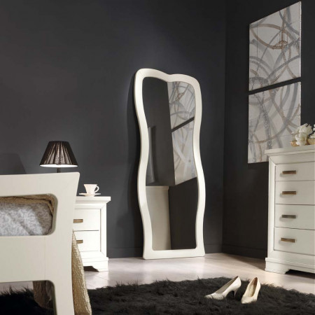 Camera da letto stile classico con specchiera ondulata