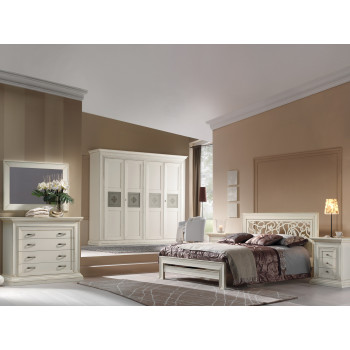 Camera da letto completa di armadio con decorazioni intagliate