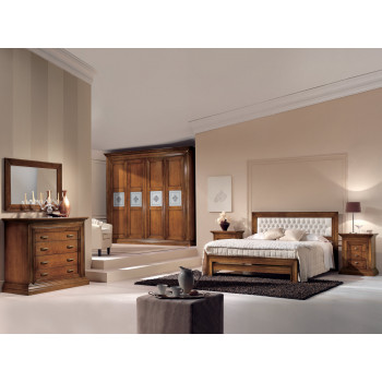 Camera da letto classica con letto imbottito e specchiera