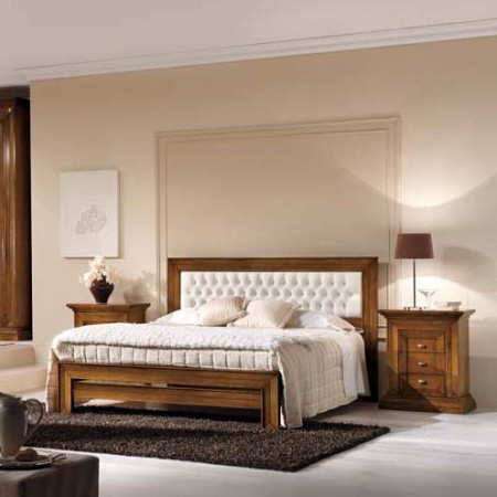 Camera da letto classica in legno con letto a due piazze