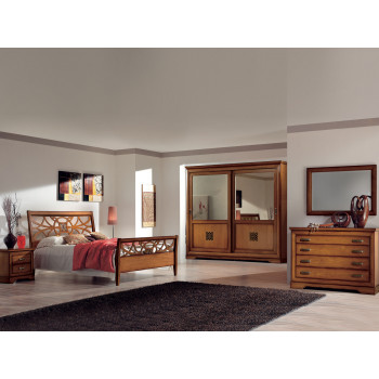 Camera da letto classica con specchi e dettagli in legno
