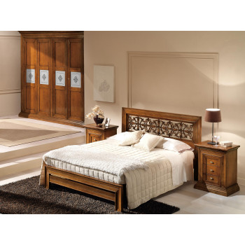 Camera con armadio ante battenti, letto intagliato