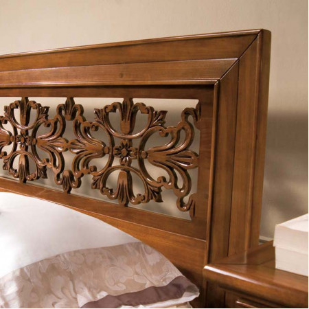 Dettaglio intaglio testiera letto in legno