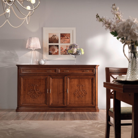 Credenza 3 ante con rilievo a giglio in salotto