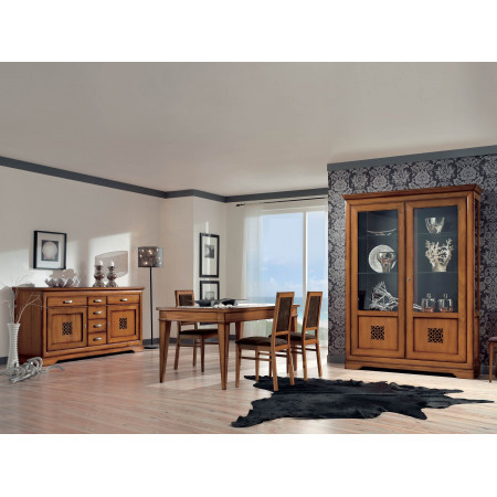 Sala da pranzo con sei sedie e trafori, dettaglio credenza