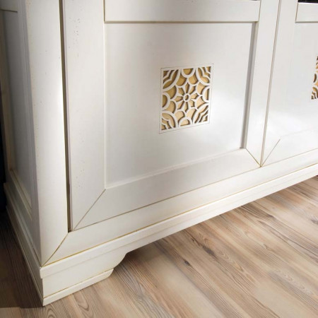 Credenza laccata 2 ante 6 cassetti con dettaglio traforato