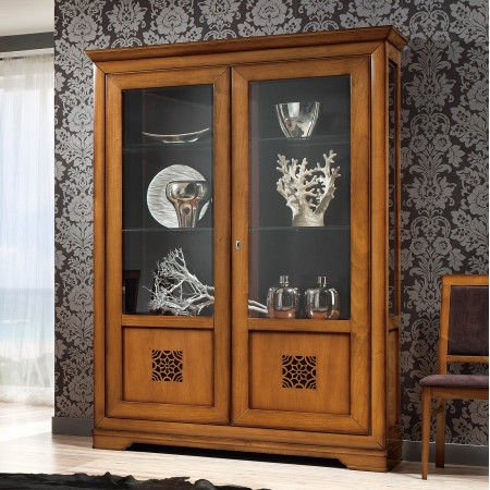 Sala da pranzo con sei sedie e trafori, dettaglio legno