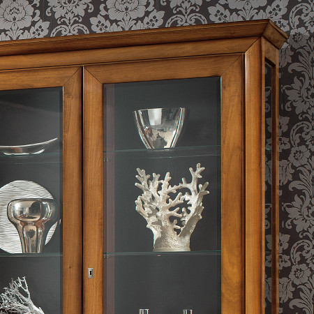Sala da pranzo con sei sedie e trafori, dettaglio credenza