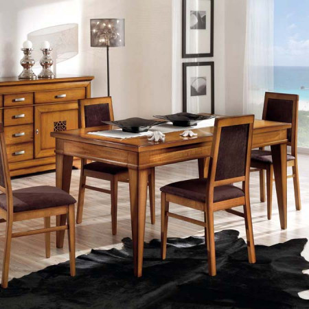 Sala da pranzo con sei sedie e trafori, dettaglio legno