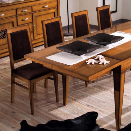 Sala da pranzo con sei sedie e dettagli traforati