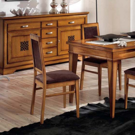 Sala da pranzo con sei sedie e trafori, dettaglio credenza