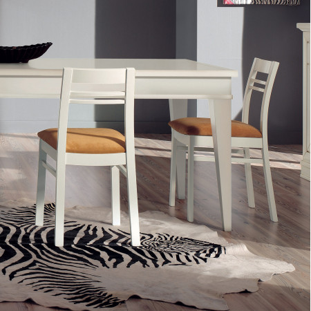 Sedia con sedile imbottito, dettaglio gambe in legno
