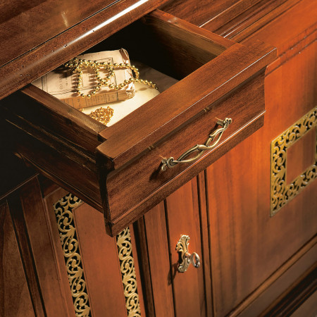 Dettaglio cassetto credenza 2 ante e 3 cassetti, bugna traforata