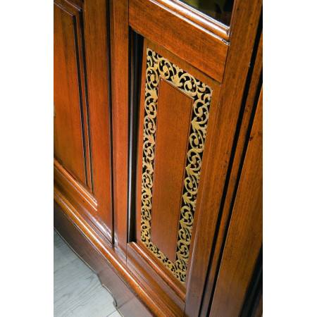 Dettaglio ante credenza traforate con decorazioni oro
