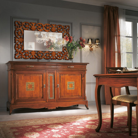 Credenza 2ante e 3 cassetti con bugna traforata in ambiente classico