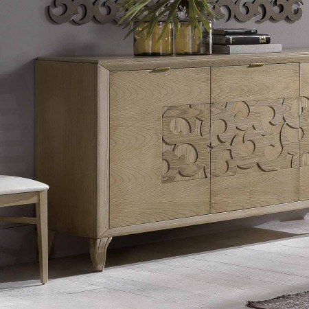 Credenza con piedi sagomati dettaglio decorazioni traforate
