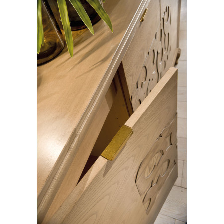 Credenza con piedi sagomati, dettaglio decorazione.