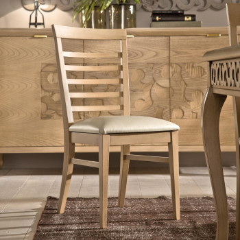 Sedia con fondino imbottito e schienale a doghe, dettaglio legno