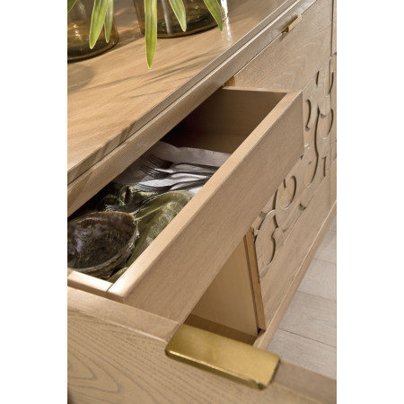Dettaglio cassetto Vetrina 2 ante con zoccolo in legno frassino