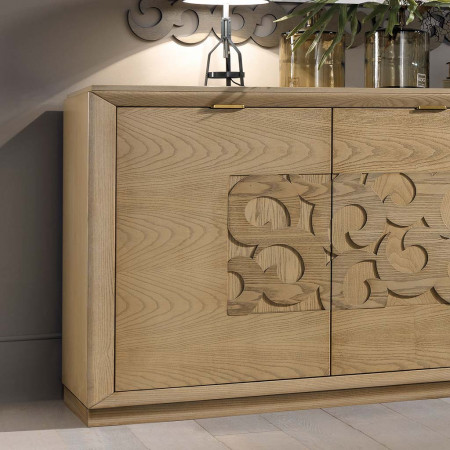 Dettaglio credenza 3 ante 2 cassetti con decorazione traforata
