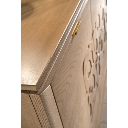 Dettaglio decorazione traforata Credenza 3 ante 2 cassetti