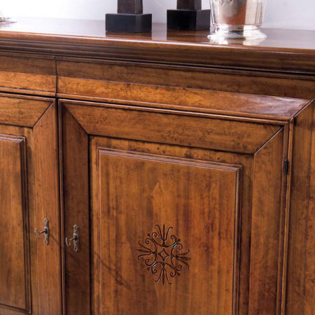 Dettagli gambe tornite tavolo rettangolare in legno