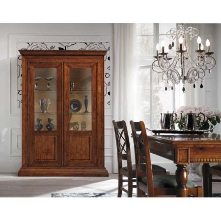 Sala da pranzo liscia con sei sedie e credenza in legno