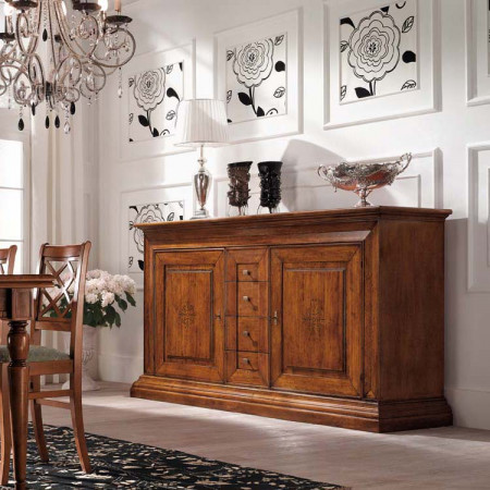 Credenzone e sedie in legno massello della sala da pranzo