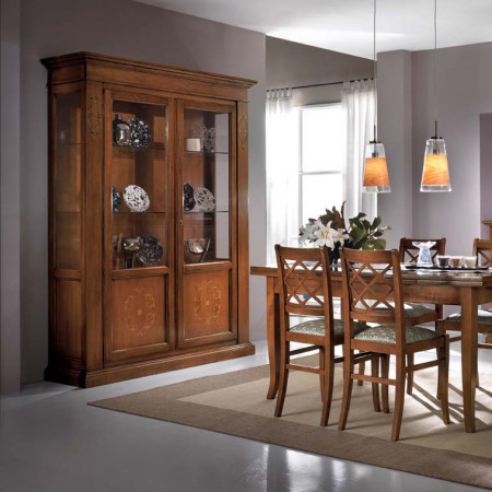 Sala da pranzo intarsiata con sei sedie in legno