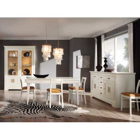 Sala da pranzo con trafori, tavolo e sei sedie