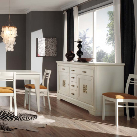 Sala da pranzo con trafori, tavolo e sedie in legno, dettaglio credenza