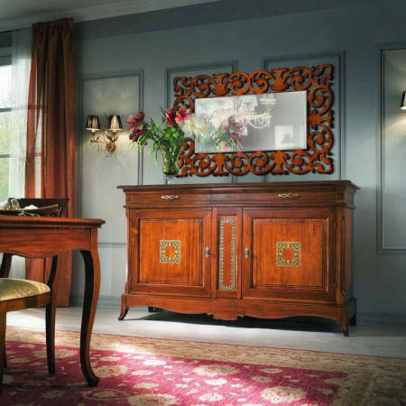 Sala da pranzo con trafori, tavolo e credenza in legno