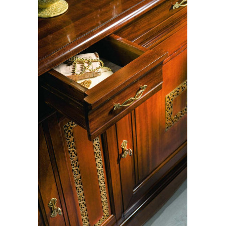 Sala da pranzo con trafori, dettaglio della credenza