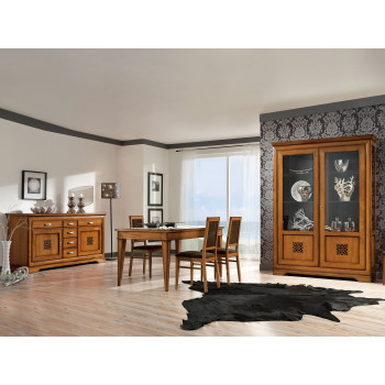 Sala da pranzo con sei sedie e trafori, dettaglio legno