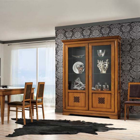 Sala da pranzo con sei sedie e trafori, dettaglio credenza