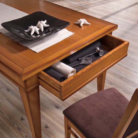Sala da pranzo con sei sedie e tavolo in legno con cassetto