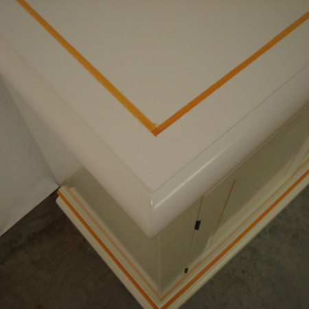 Dettaglio piano credenza laccata 2 ante lisce
