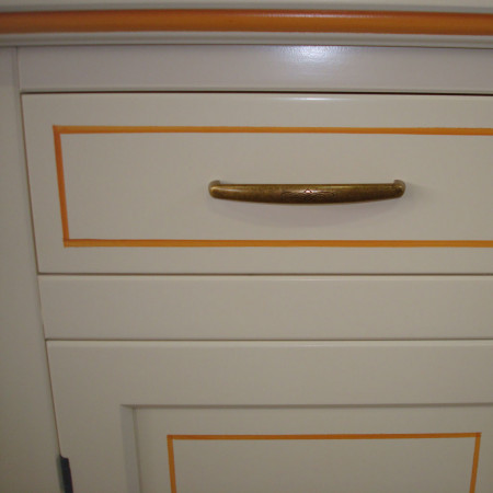 Dettaglio cassetto credenza laccata 2 ante lisce
