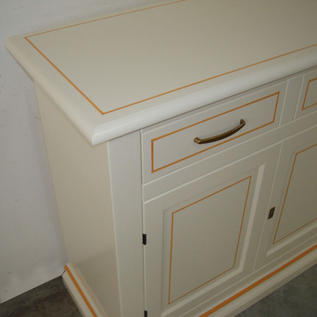 Credenza laccata 2 ante lisce con filettature arancioni