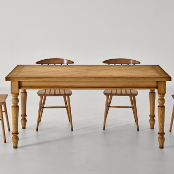 Tavolo in frassino intarsiato spinapesce con gambe tornite