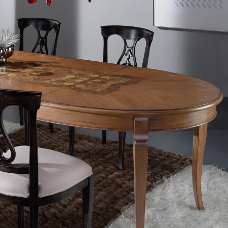 Dettaglio intarsio tavolo ovale legno mirto allungabile