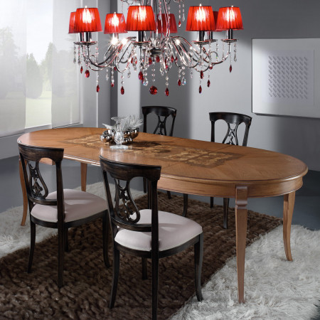 Sedia edera imbottita con schienale decorato, tavolo in legno